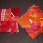 Hutsel-frutsel kussens in rood en oranje, verkocht.